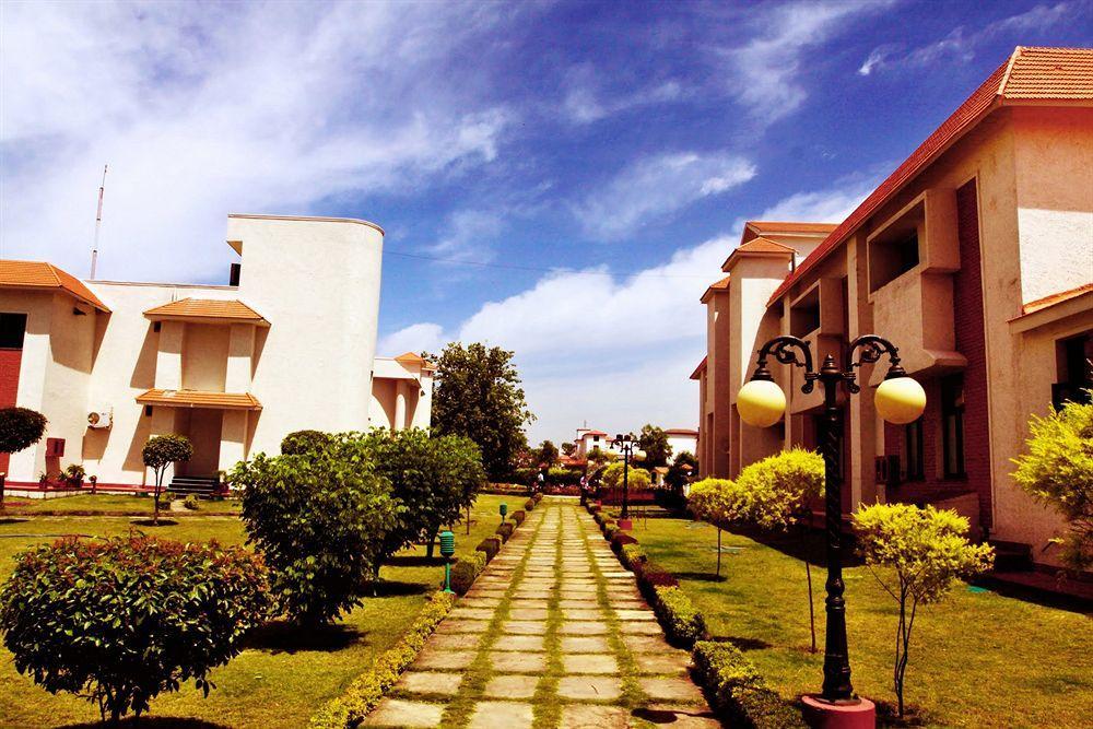 Naturoville Ayurvedic And Yoga Retreat Hotel Rishikesh Exterior photo